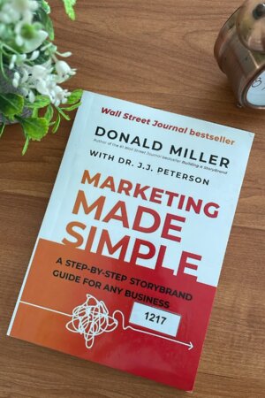 MARKETING MAKES SIMPLE by Donald Miller  (1217)